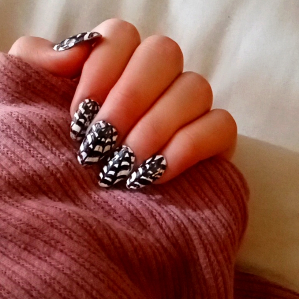 10 spooky spiderweb nails
